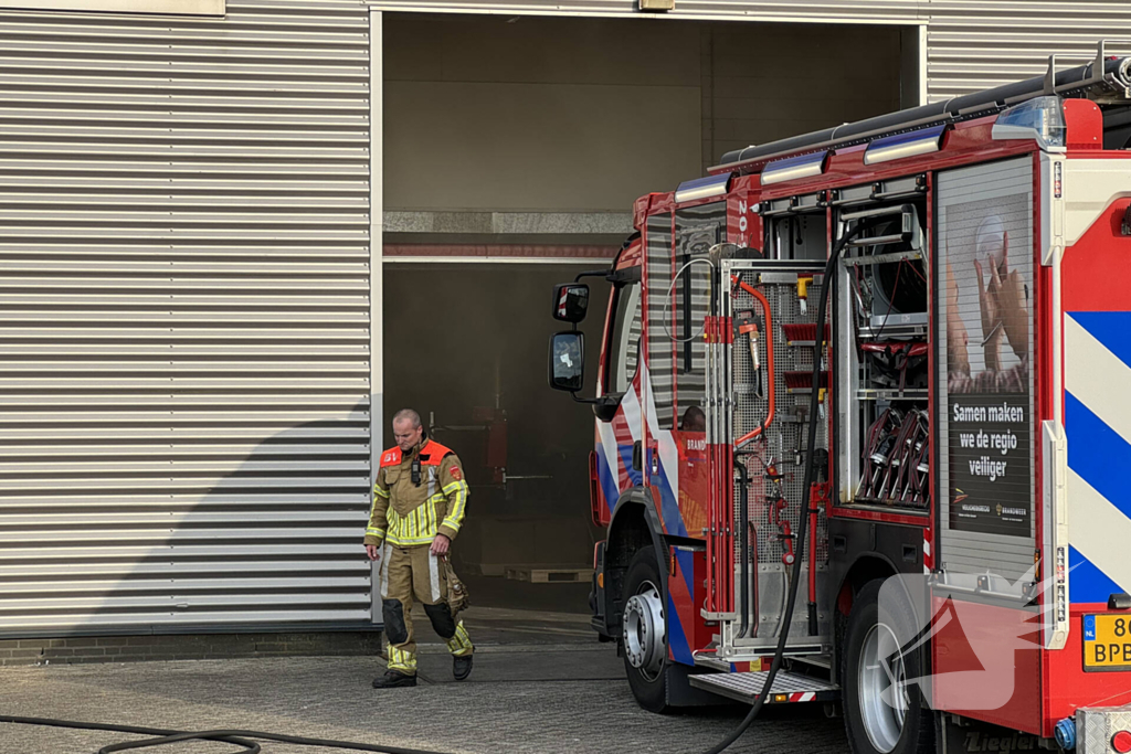 Veel rook in bedrijfshal door brand in zeecontainer