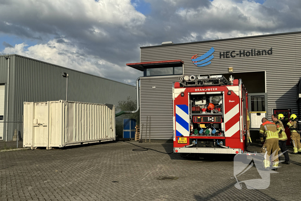 Veel rook in bedrijfshal door brand in zeecontainer