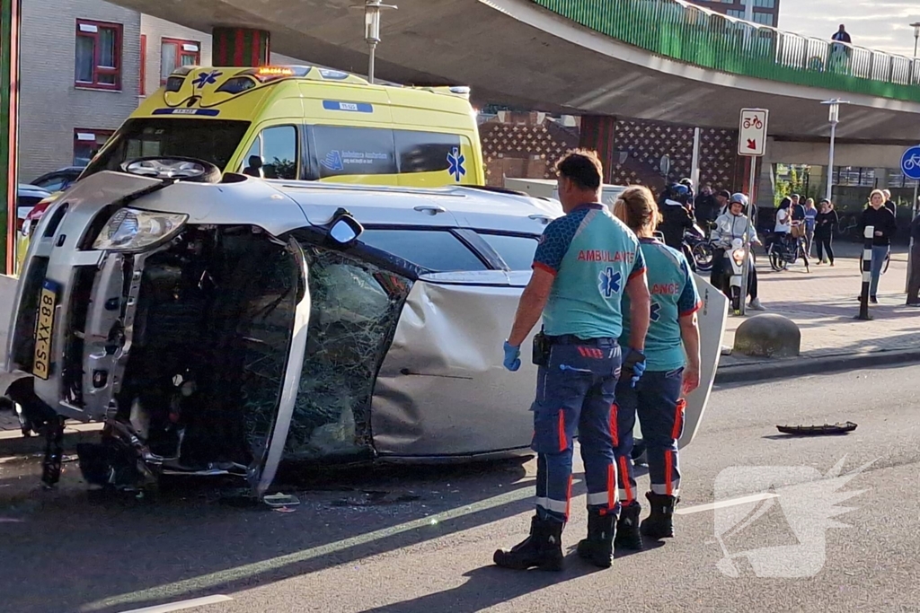 Auto belandt op zijkant, vrouw gewond