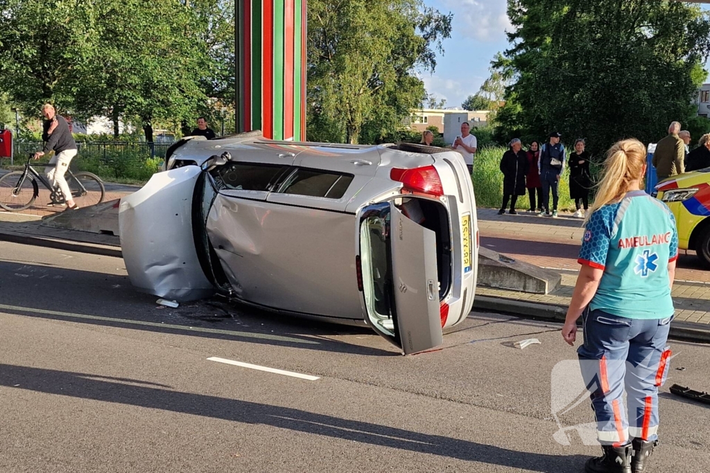 Auto belandt op zijkant, vrouw gewond