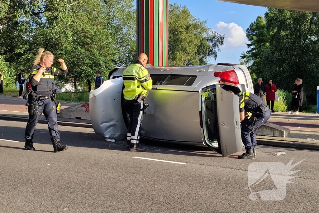 Auto belandt op zijkant, vrouw gewond