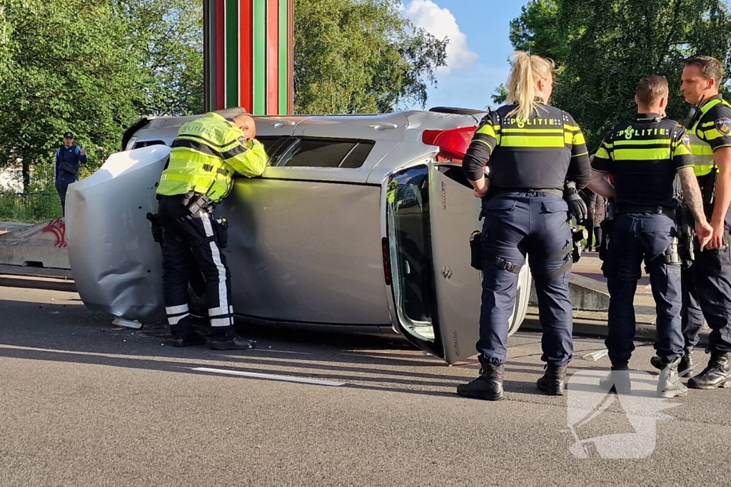 Auto belandt op zijkant, vrouw gewond