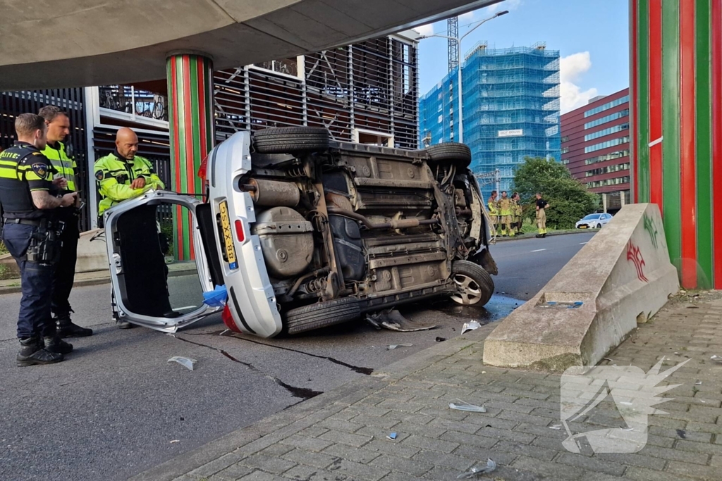 Auto belandt op zijkant, vrouw gewond