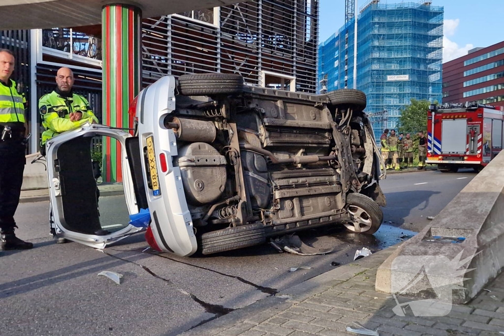 Auto belandt op zijkant, vrouw gewond