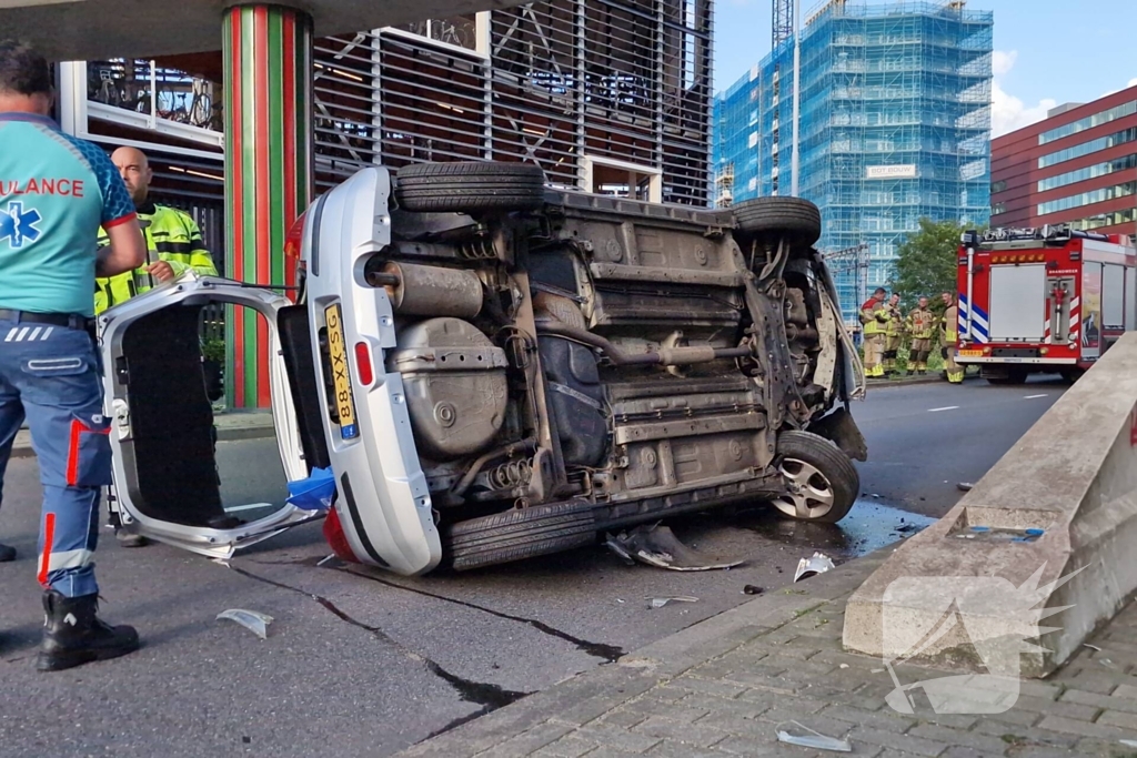 Auto belandt op zijkant, vrouw gewond