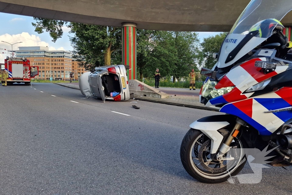 Auto belandt op zijkant, vrouw gewond