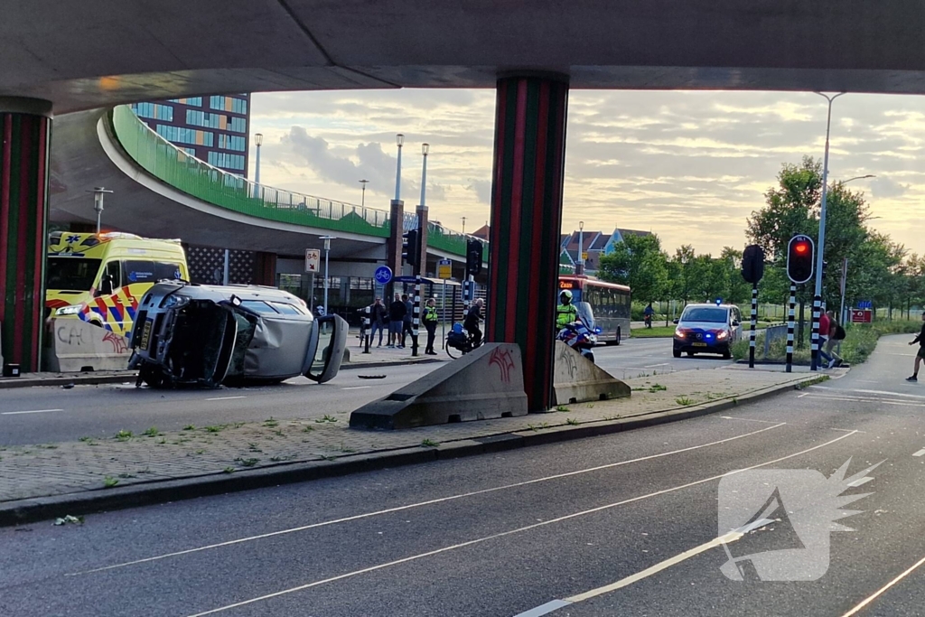 Auto belandt op zijkant, vrouw gewond