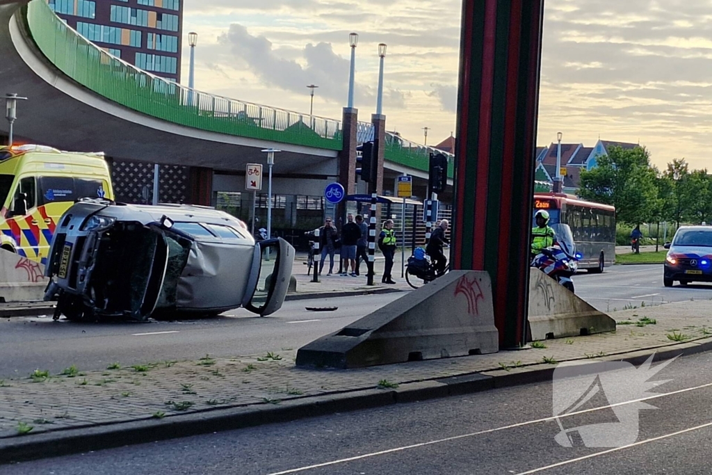 Auto belandt op zijkant, vrouw gewond