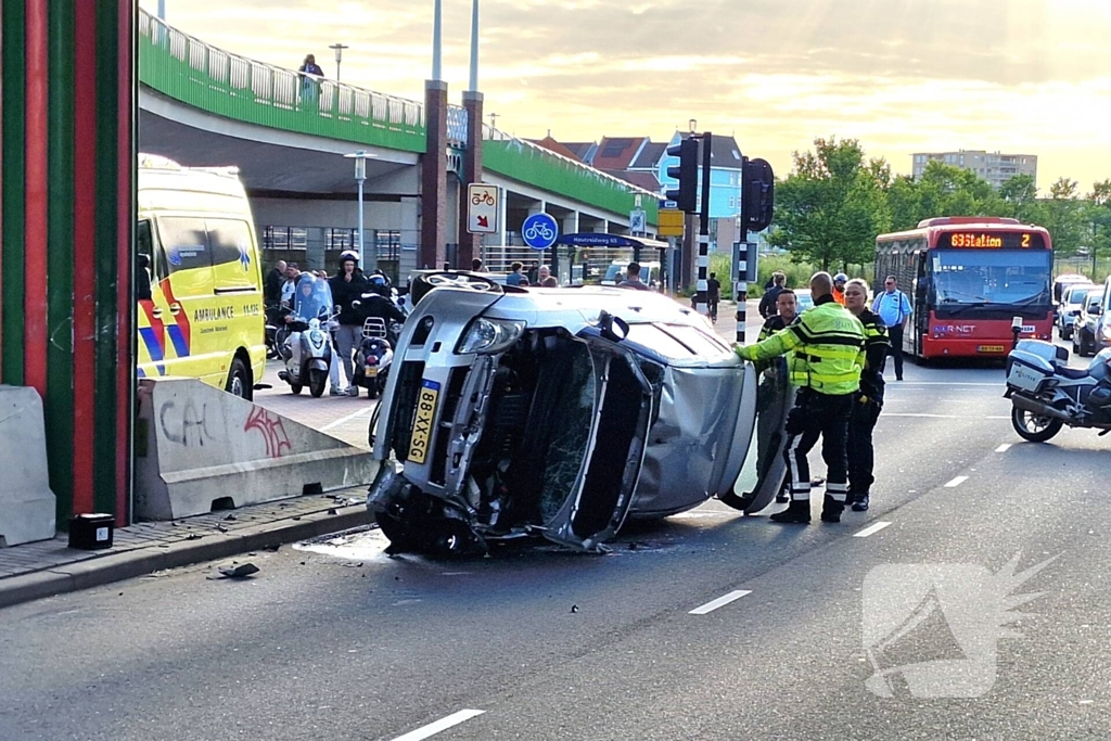 Auto belandt op zijkant, vrouw gewond