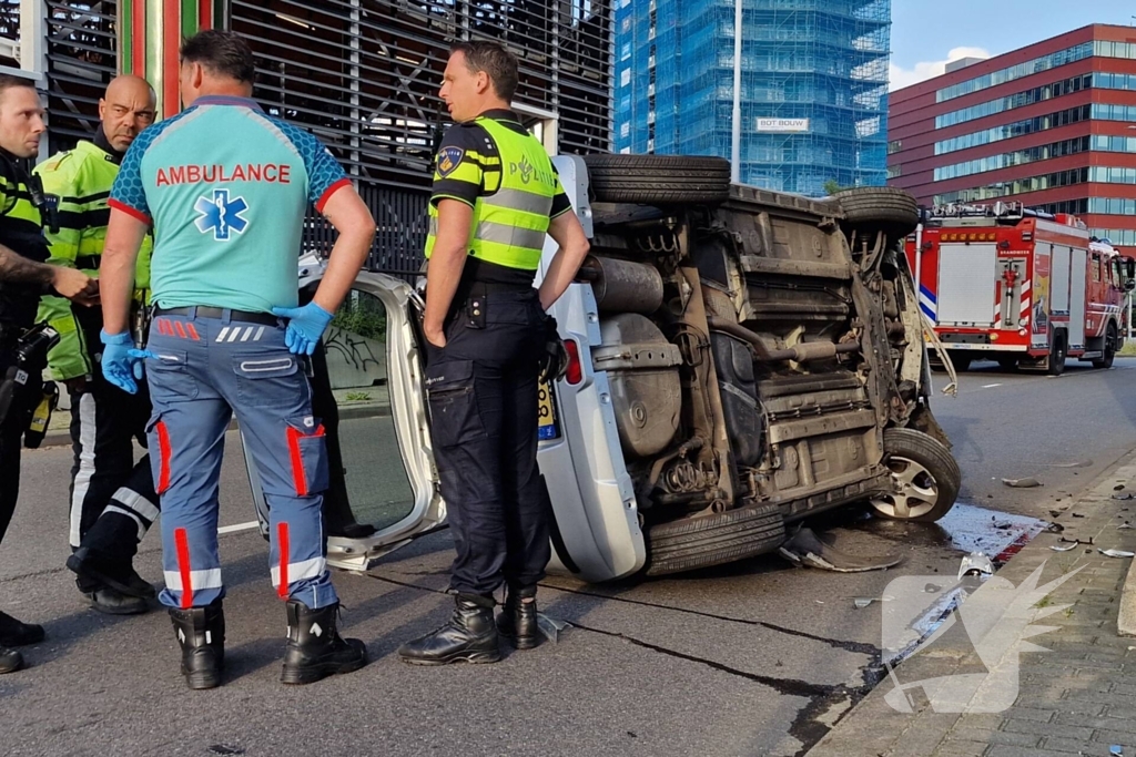 Auto belandt op zijkant, vrouw gewond