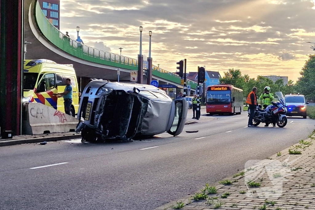 Auto belandt op zijkant, vrouw gewond