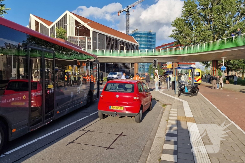 Auto belandt op zijkant, vrouw gewond