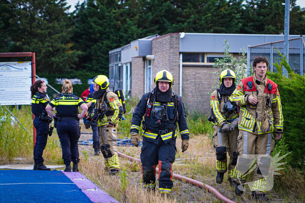 Brand op tennisbaan snel onder controle, vermoedelijk brandstichting