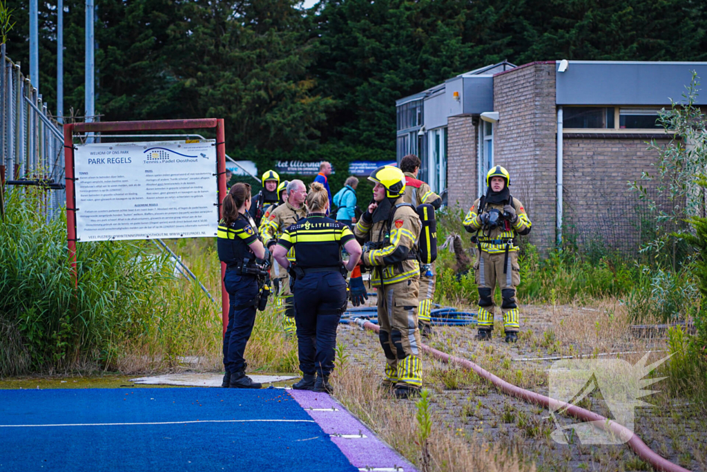 Brand op tennisbaan snel onder controle, vermoedelijk brandstichting