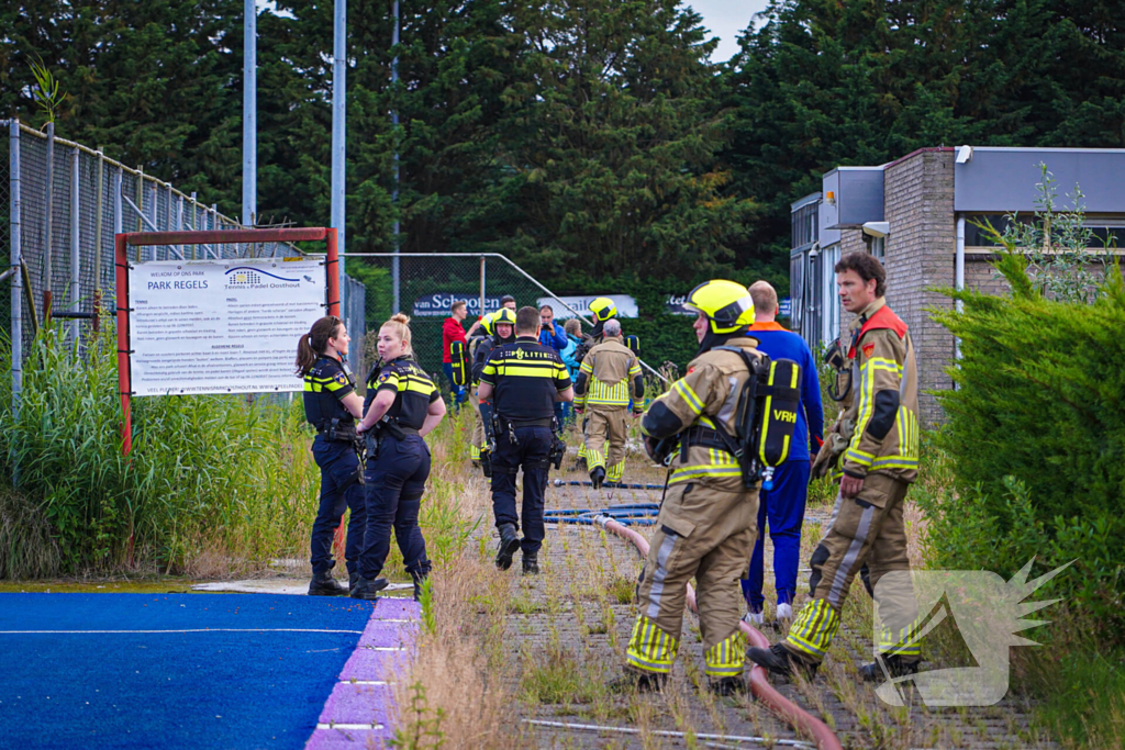 Brand op tennisbaan snel onder controle, vermoedelijk brandstichting