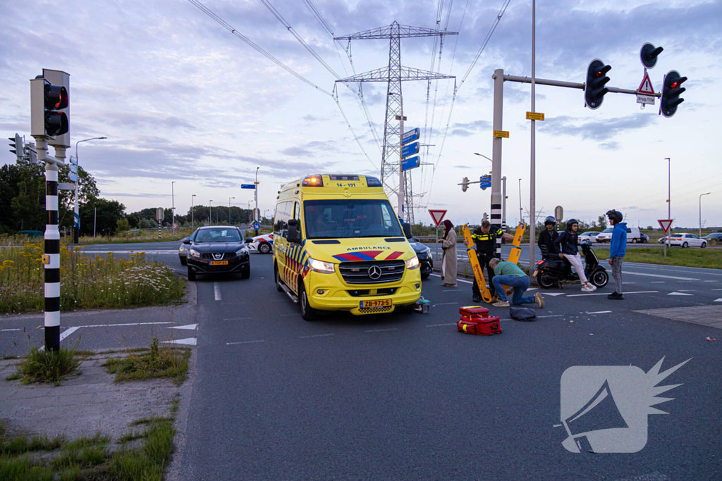 Fietsbezorger gewond bij aanrijding met auto