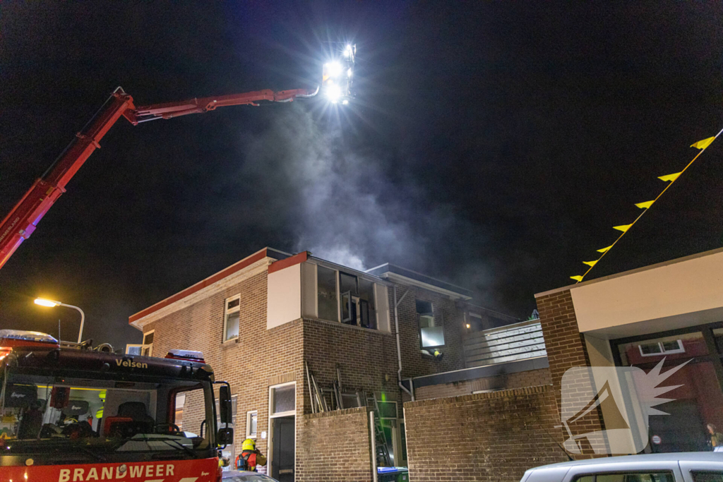 Bewoner springt van balkon om aan de vlammen te ontkomen