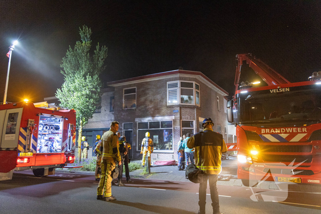 Bewoner springt van balkon om aan de vlammen te ontkomen