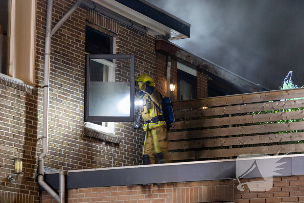 Bewoner springt van balkon om aan de vlammen te ontkomen