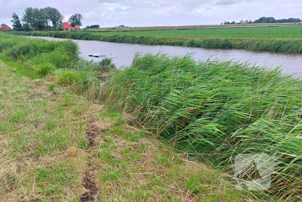 Automobiliste belandt na stuurcorrectie in water