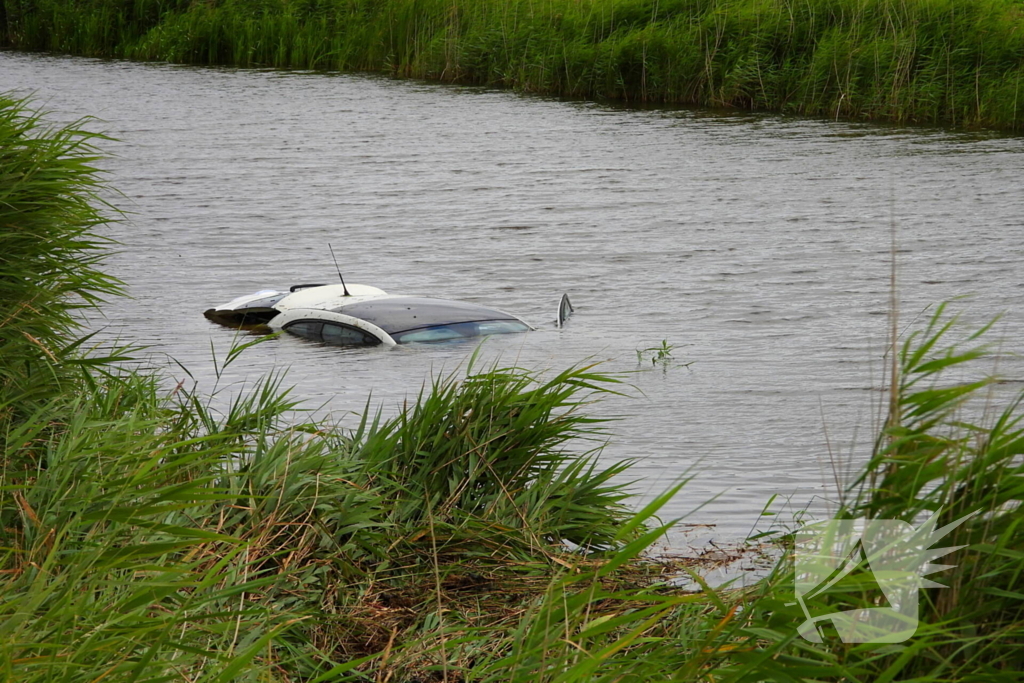 Automobiliste belandt na stuurcorrectie in water