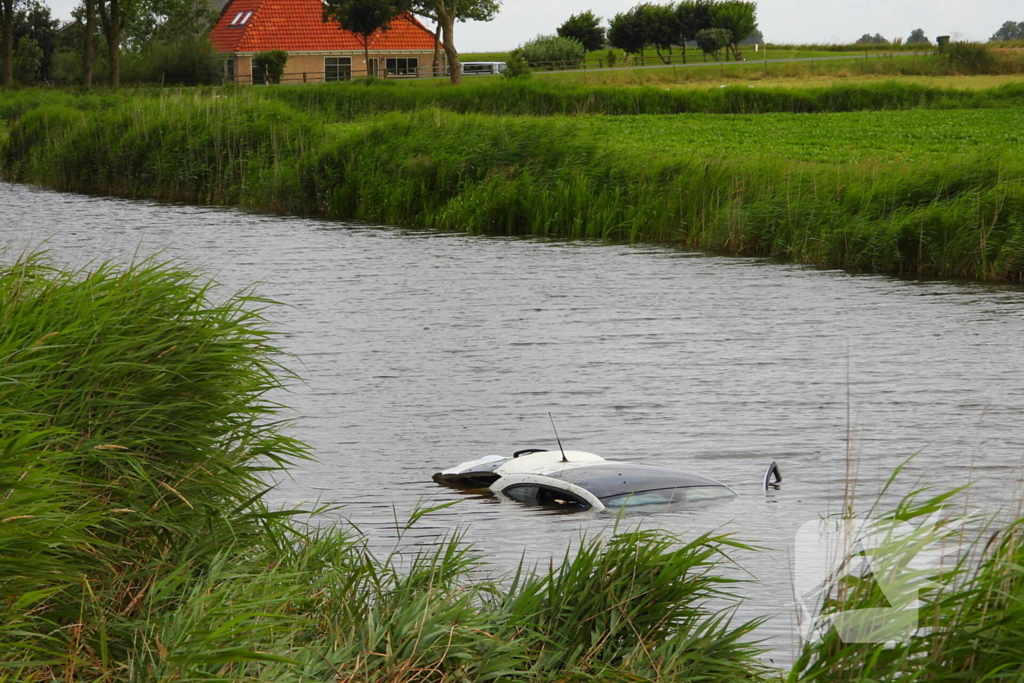 Automobiliste belandt na stuurcorrectie in water