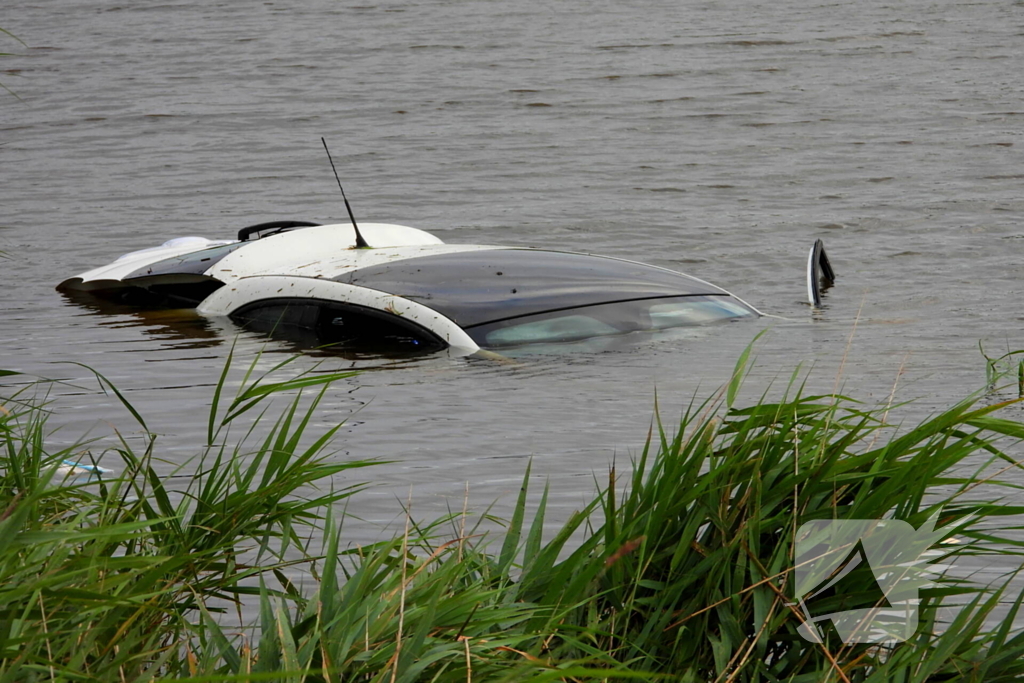 Automobiliste belandt na stuurcorrectie in water