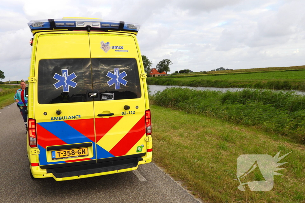 Automobiliste belandt na stuurcorrectie in water