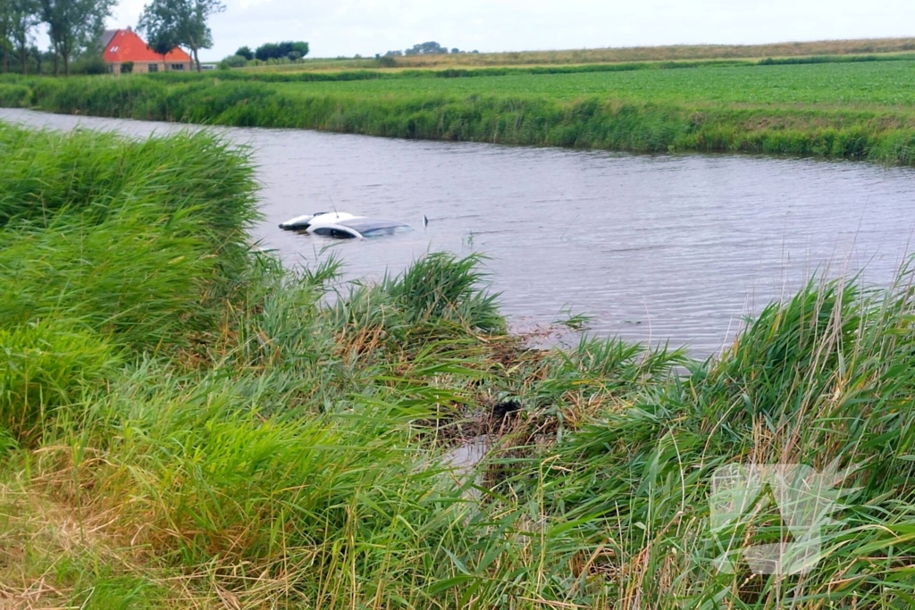 Automobiliste belandt na stuurcorrectie in water