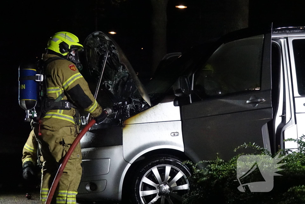 Bewoners proberen voertuigbrand te blussen