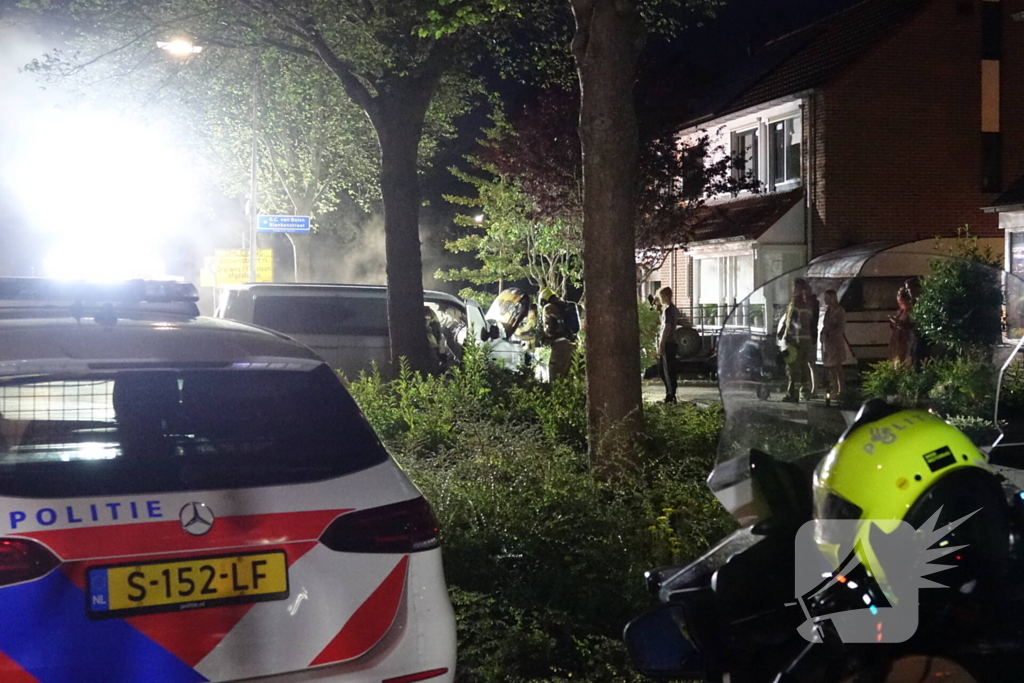 Bewoners proberen voertuigbrand te blussen