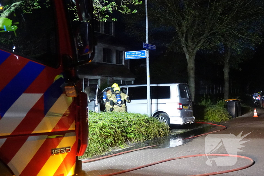 Bewoners proberen voertuigbrand te blussen