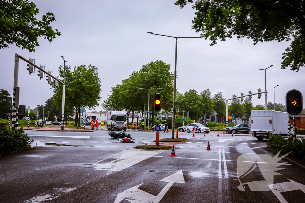 Motorrijder zwaargewond bij aanrijding met vrachtwagen