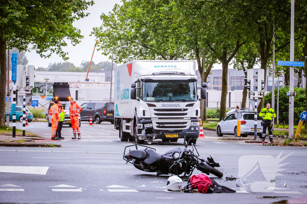 Motorrijder zwaargewond bij aanrijding met vrachtwagen