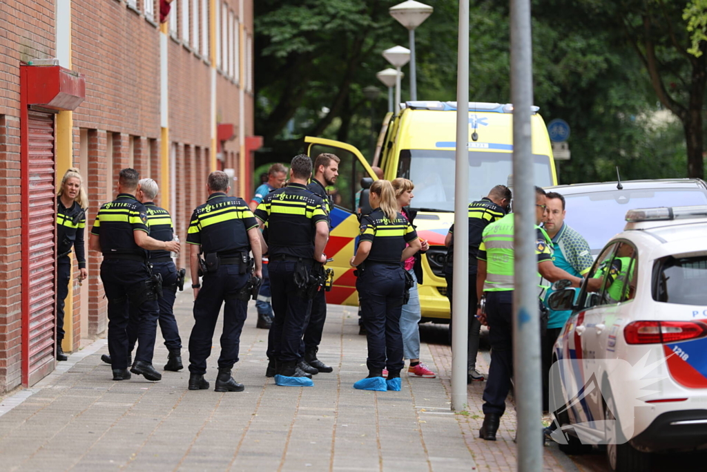 Vrouw doodgestoken in trappenhuis