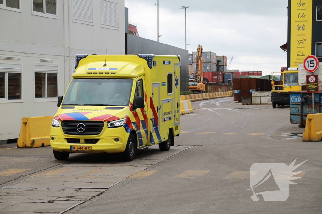 Brand in dak bij metaalverwerkingsbedrijf