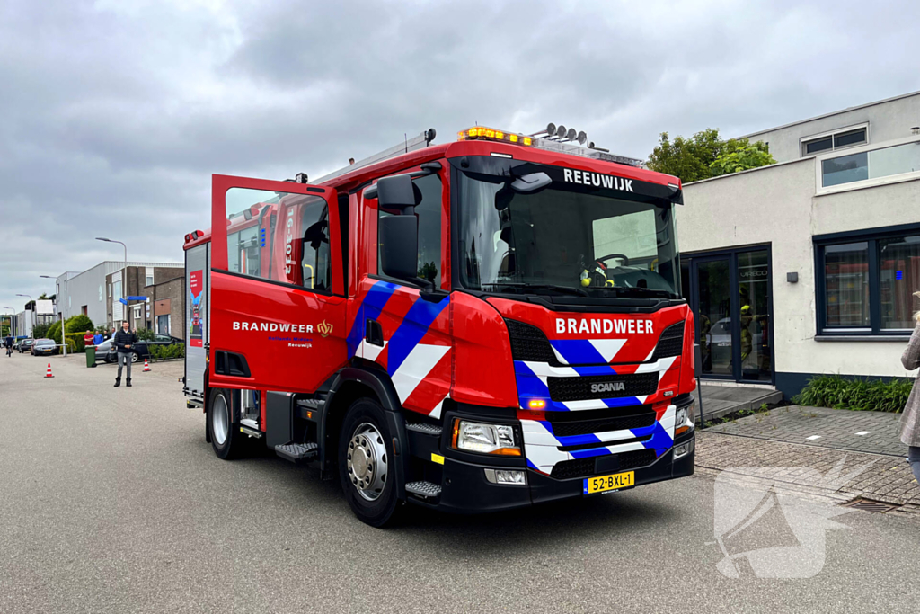 Brandweer blust brand in kantoorpand