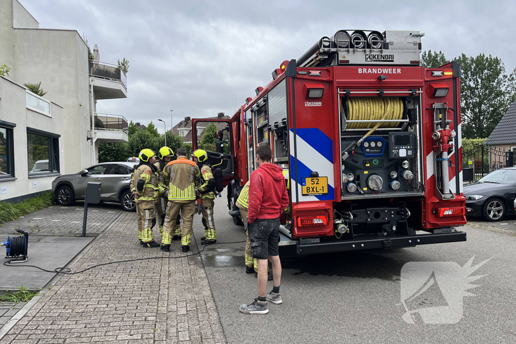 Brandweer blust brand in kantoorpand