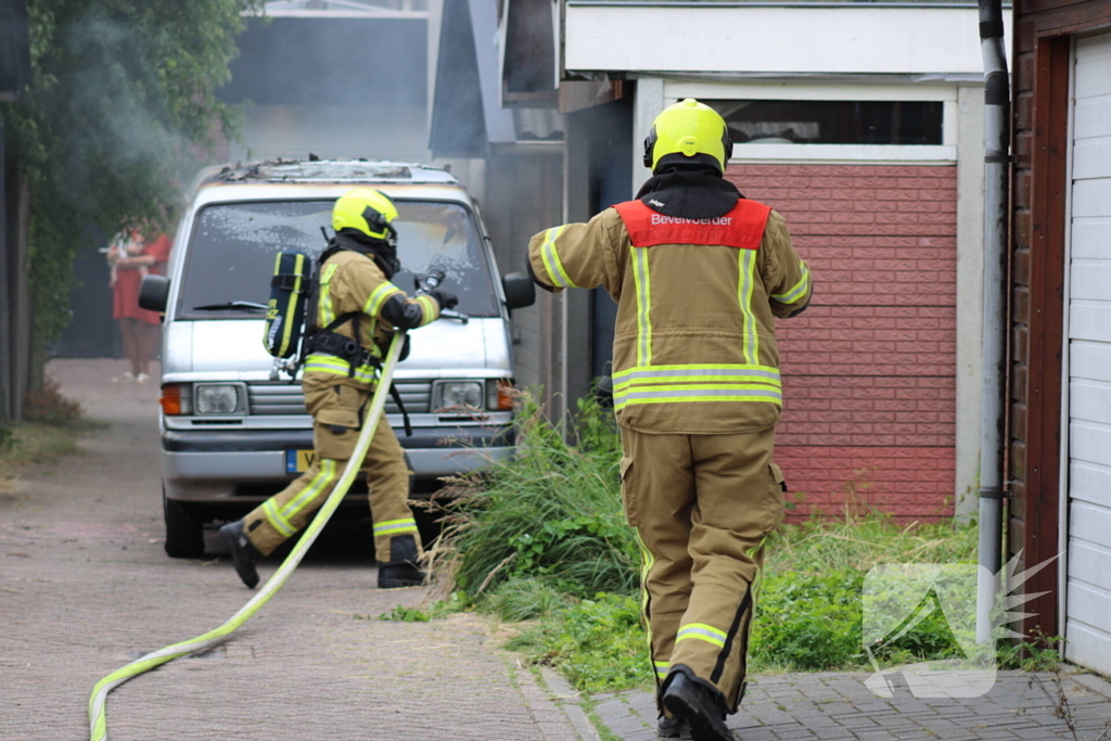 Bestelbus brandt uit naast woning