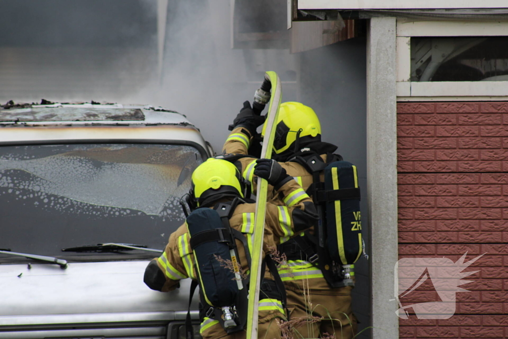 Bestelbus brandt uit naast woning