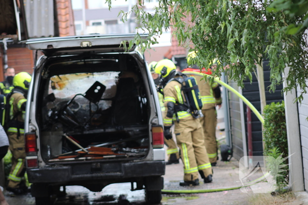 Bestelbus brandt uit naast woning