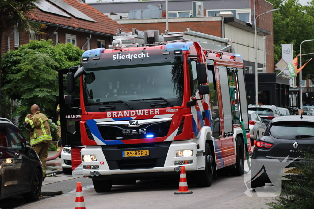 Bestelbus brandt uit naast woning