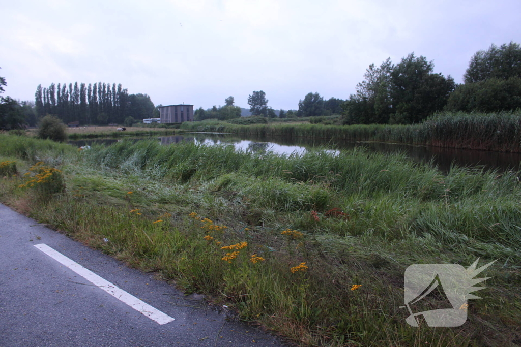 Personenauto belandt in water