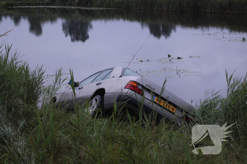 Personenauto belandt in water