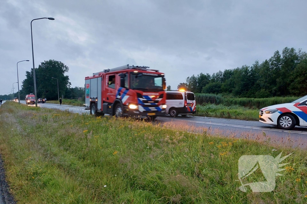 Personenauto belandt in water