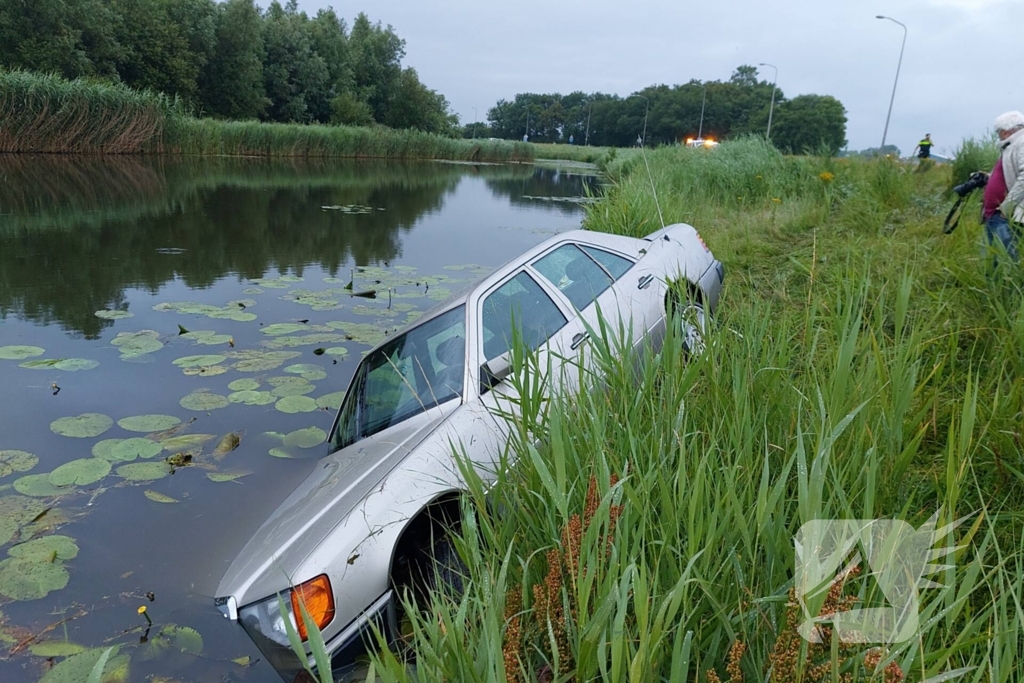 Personenauto belandt in water