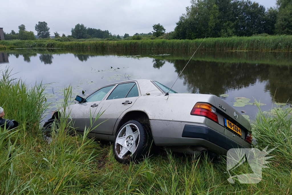 Personenauto belandt in water