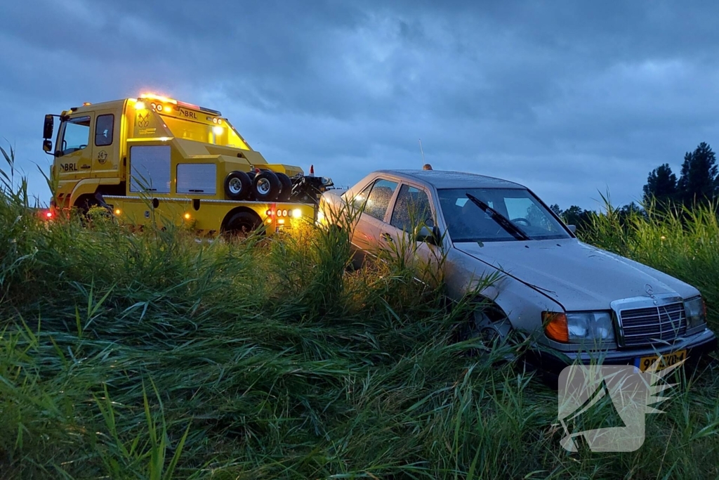 Personenauto belandt in water