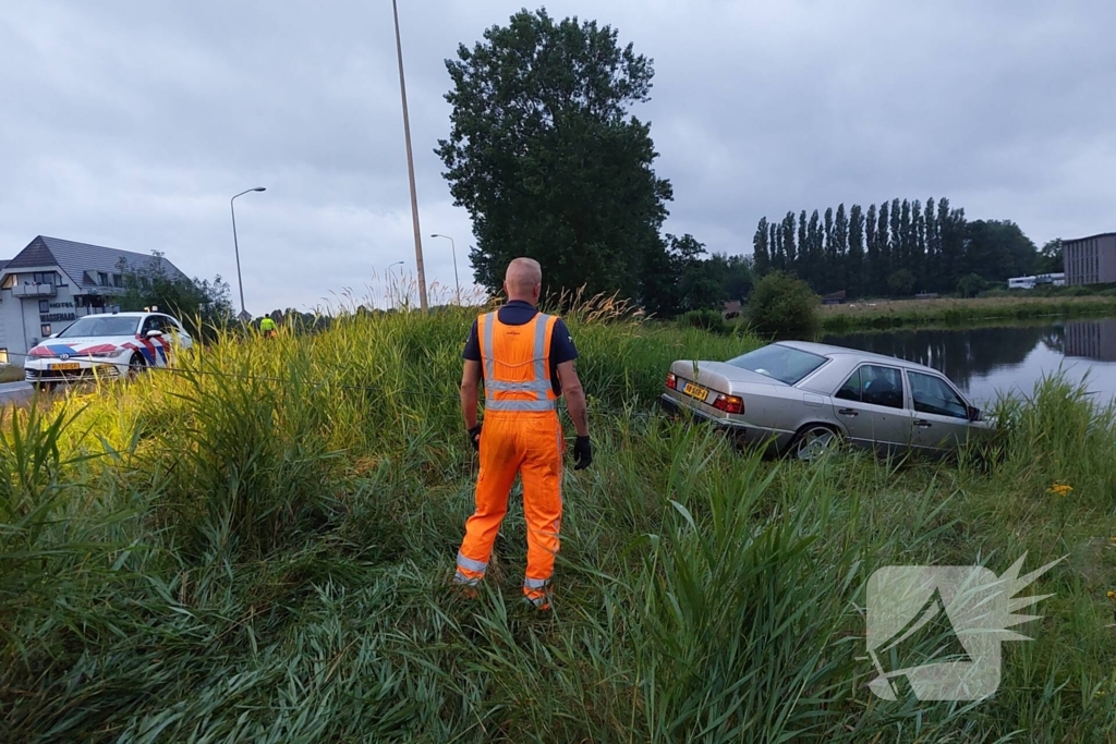 Personenauto belandt in water