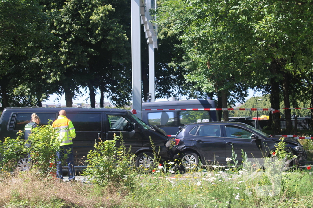 Voertuigen fors beschadigd na botsing